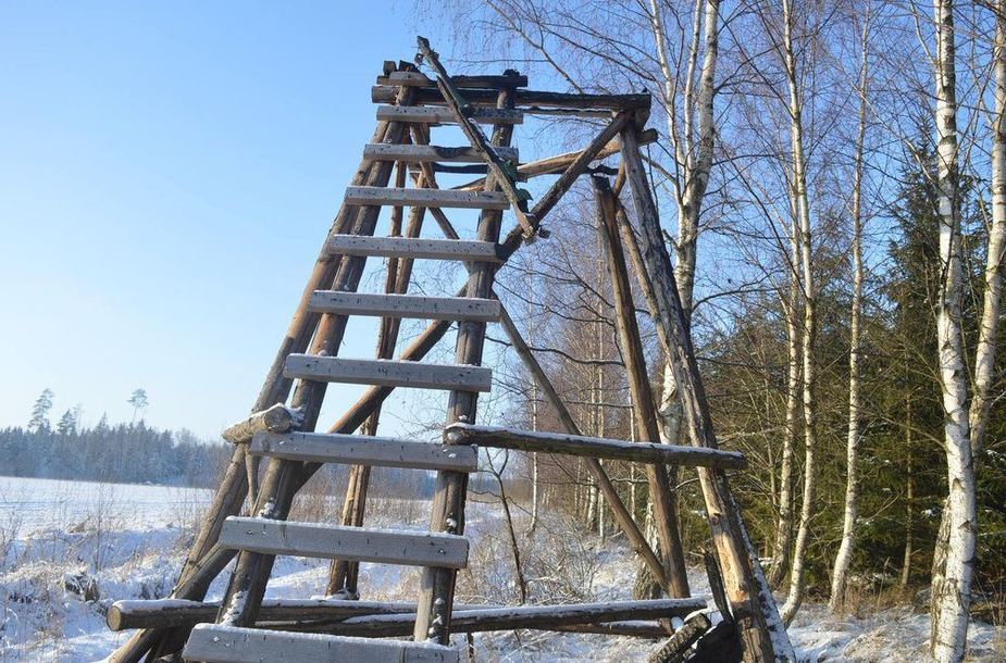 Brakonierių kerštas: supleškino Šelvėnų medžiotojų būrelio bokštelius